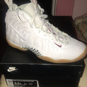 NIKE Foams shoes size 6.5 kids